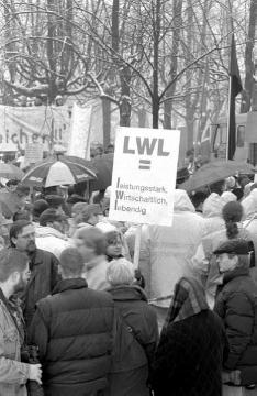Lüdenscheid, Febuar 1999: LWL-Demonstration gegen die Auflösung des Landschaftsverbandes: Bedienstete mit Protestplakaten. Am 1.2.1999 tagte die Landtagsfraktion der Sozialdemokratischen Partei Deutschlands SPD in Lüdenscheid zur geplanten Auflösung der Landschaftsverbände Rheinland und Westfalen.