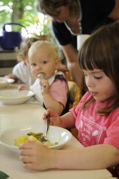 Kindertagesstätte Werl-Nord: Gemeinsames Mittagessen der altersgemischten Kindergruppe