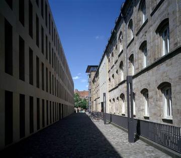 Neubau der Diözesanbibliothek: Westflügel mit Durchgang zur Rosenstraße, eröffnet 2005, Architekt: Max Dudler, Ansicht von Süden