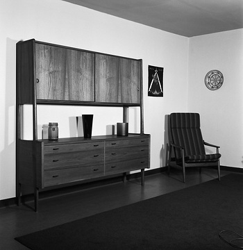 Ausstellung Modernes Wohnen, 1961: Wohnzimmerschrank mit offener Ablagefläche, Schiebetüren und Schubladen