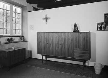 Ausstellung Modernes Wohnen, 1961: Holzschrank mit vier Türen und drei Schubladen