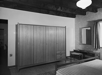 Ausstellung Modernes Wohnen, 1961: Schlafzimmerschrank mit vier Türen und drei Schubladen