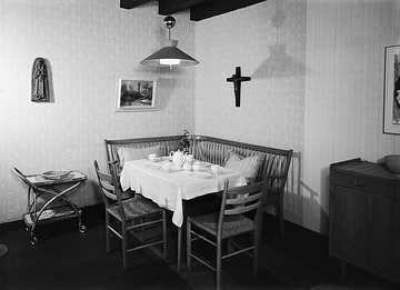 Ausstellung Modernes Wohnen, 1961: Eckbank mit gedecktem Kaffeetisch, Stühlen und Teewagen