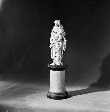 Meisterwerke-Ausstellung: Madonna auf einer Säule, Elfenbeinschnitzerei aus dem 17. Jahrhundert