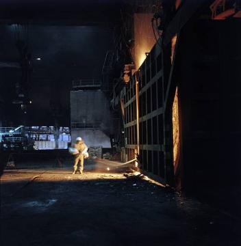 Henrichshütte: Stahlarbeiter bläst mit einer Lanze Sauerstoff zum Nachbrennen in den Stahlkonverter