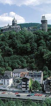 Blick zur Uferstraße der Lenne und zur Burg Altena