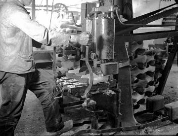 Holzschuhmanufaktur: Rohlinge in der Hobelmaschine zum Ausräumen des Innenschuhs