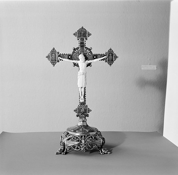 Meisterwerke-Ausstellung: Standkreuz mit Emaillearbeiten, Korpus Christi aus Elfenbein