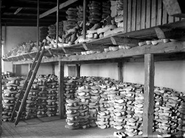 Warenmagazin einer Holzschuhfabrik