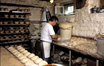 LWL-Freilichtmuseum Hagen, Museumsaktion in der Bäckerei: Teigzubereitung und Formen der Brote