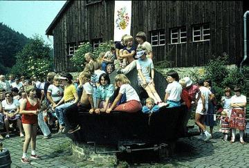 LWL-Freilichtmuseum Hagen, Museumsaktion: Kinder auf dem Gautschfest (Gesellentaufe) der Druckerzunft an der Pappemühle