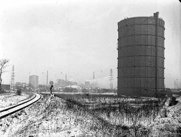 Gasometer Oberhausen am Rhein-Herne-Kanal, errichtet 1927-1929, Höhe 117, Durchmesser 68 Meter, ab 1993 Umbau zur Ausstellungshalle - im Hintergrund: Gasometer der Zeche Osterfeld, abgerissen um 1980
