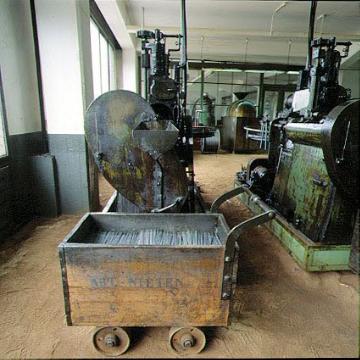 Marwi Speichen- und Nippelfabrikation: Drahtschneidemaschinen (Auswurfseite) mit gefülltem Speichenkarren - Werksschließung 9/1998
