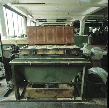 Marwi Speichen- und Nippelfabrikation: Maschinelle Entölung fertiger Drahtspeichen mit Holzspänen - Werksschließung 9/1998