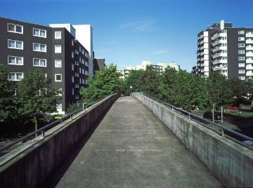 Fußgängerbrücke zur Siedlung Brüningheide - Sozialwohnungsbau Bj. 1972-1978, Planung: Prof. Friedrich Spengelin, Konzept: "Urbanität durch Dichte"