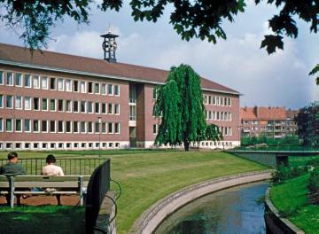 Die Aa mit Blick zur Juristischen Fakultät, erbaut 1951-53 (Westfälische Wilhelms-Universität)