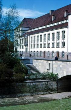 Universitätsbibliothek am Bispinghof mit Blick auf die Uferpromenade an der Aa