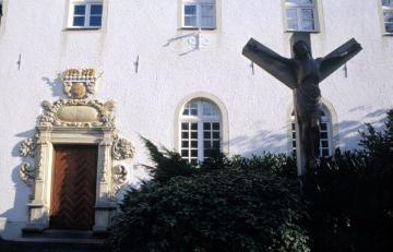 Franziskanerkloster Warendorf, 2003: Kruzifix und Portal am Westflügel des 1652 errichteten Barockbaus
