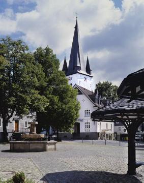 Marktplatz in Drolshagen mit St. Clemenskirche