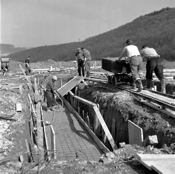 Betonierarbeiten zum Bau der Stockwerkbrücke Listertal am Bausenberg bei Klinke -  314 m lange Auto- und Eisenbahnbrücke über den 1965 gestauten Biggesee