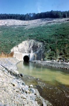 Erste Bausphase des Biggestaudamms am Dünneckenberg: Blick auf die Grundablass-Stollen