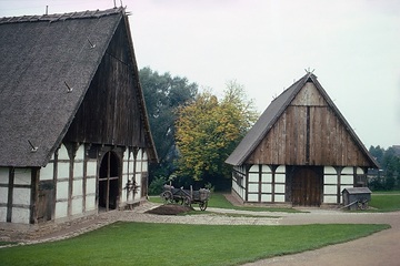 LWL-Freilichtmuseum Detmold, Lippischer Meierhof: Haupthauspartie und Scheune von 1599 mit dem Schäferkarren