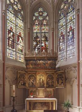 Kapelle von Stift Tilbeck, erbaut 1897-1899, Glasmalereifenster und Flügelaltar im Chorraum. 
