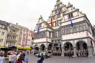 Fahnengeschmücktes Rathaus mit Empfangskomitee zur Eröffnungsfeier der Ausstellung "799 - Kunst und Kultur der Karolingerzeit"