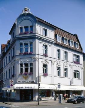 Architektonischer Blickfang in der Warendorfer Straße: Wohn- und Geschäftshaus Reckfort, erbaut 1902, im Erdgeschoss: Adler-Drogerie Reckfort (seit 1937, Hausnummer 61a) und Schuhhaus Hülck