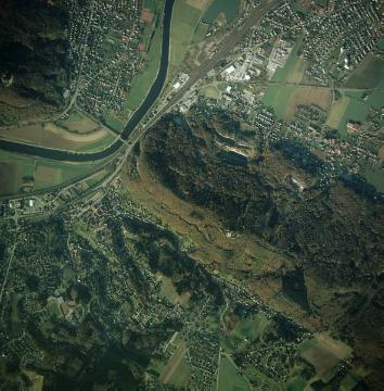 Porta Westfalica,  Ortsteile Barkhausen und Aalhausen im Norden, im Süden Hausberge, das Wiehengebirge, die Weser, Bundesstraßen B61 und B482
