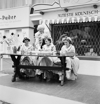 Betreuungspersonal auf Gesundheitsausstellung zum Thema 'Wasser', Köln 1951