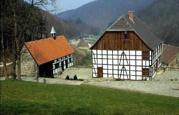 LWL-Freilichtmuseum Hagen: Gasthof zur Post mit Remise und Sicht in das Tal