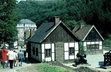 LWL-Freilichtmuseum Hagen: Feilenhauerei Jung und Bohrerschmiede Sauerbrey mit Blick zum Deutschen Schmiedemuseum