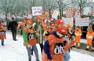 Lüdenscheid, Febuar 1999: LWL-Demonstration gegen die Auflösung des Landschaftsverbandes: Protestierende Gewerkschafter und Straßenbauarbeiter. Am 1.2.1999 tagte die Landtagsfraktion der Sozialdemokratischen Partei Deutschlands SPD in Lüdenscheid zur geplanten Auflösung der Landschaftsverbände Rheinland und Westfalen.
