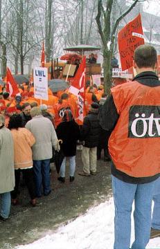 Lüdenscheid, Febuar 1999: LWL-Demonstration gegen die Auflösung des Landschaftsverbandes: Bedienstete und Gewerkschafter beim Kundgebungswagen. Am 1.2.1999 tagte die Landtagsfraktion der Sozialdemokratischen Partei Deutschlands SPD in Lüdenscheid zur geplanten Auflösung der Landschaftsverbände Rheinland und Westfalen.