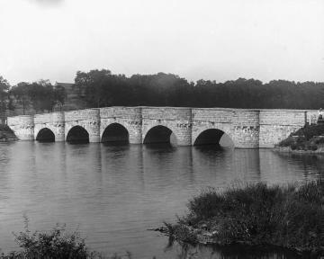 Die Wameler Kanzelbrücke am Einlauf der Möhne in den Möhnesee zwischen Wamel und Völlinghausen 35 Meter lange Steinbrücke aus 5 Bögen, erbaut 1912, Aufnahme undatiert, um 1920?