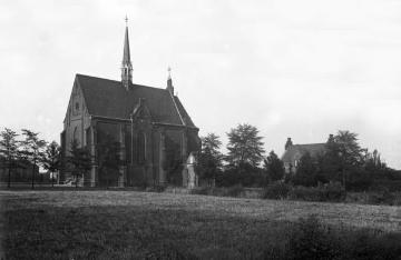 Alte Dorfkirche und Pastorat "Zur Heiligen Familie Grafenwald", eingeweiht 1899, 1970 wegen Bergbauschäden abgerissen und gegen einen Neubau ersetzt