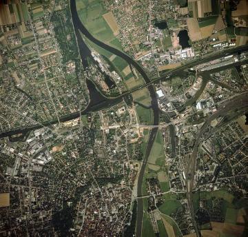 Minden, Wasserkreuz Minden: Kreuzung der Weser mit dem Mittellandkanal, der Hafen, im Nordwesten Minden-Kuhlenkamp und im Nordosten -Leteln, Bundesstraße B61