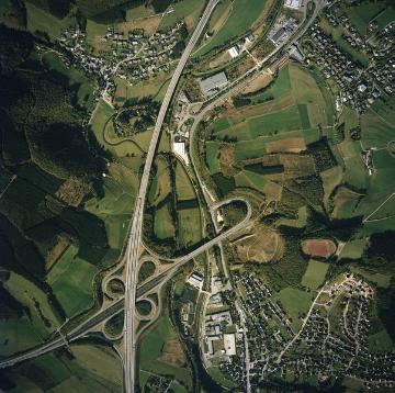Autobahnkreuz AK Olpe-Süd A4/A45 und Anschlussstelle AS Wenden, westlich der A45 im Norden des AK Friedrichsthal und östlich der AK Dahl, im Südosten an der Gemeindegrenze zwischen Olpe und Wenden die Ortschaft Gerlingen, Verlauf der Bigge