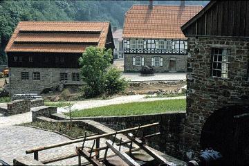 LWL-Freilichtmuseum Hagen: Blick von der 'Polterbank' der Drahtzieherei Pfeffermühle zur Pappemühle