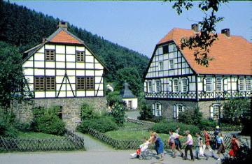 LWL-Freilichtmuseum Hagen: Besucher vor der Papiermühle und der Druckerei Haus Vorster