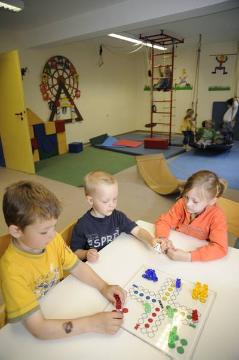 Kindertagesstätte Werl-Nord: Kinder spielen "Mensch ärgere dich nicht" - Förderung der sozialen und kognitiv-strategischer Kompetenzen