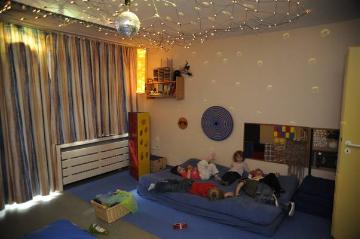 Kindertagesstätte Werl-Nord: Kinder im Snoozel-Raum - Förderung der Entspannung und sinnlichen Wahrnehmung
