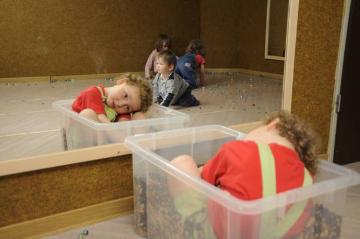 Kindertagesstätte Werl-Nord, Kinder im Murmelbad: Förderung der sinnlichen Wahrnehmung, der freien Bewegung und kreativen Auseinandersetzung mit dem Spielmaterial