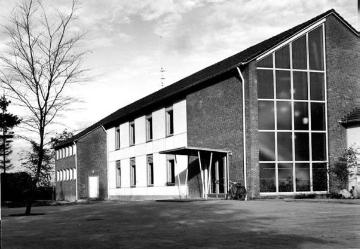 Marienschule: Nordseite mit Eingang und Fensterwand