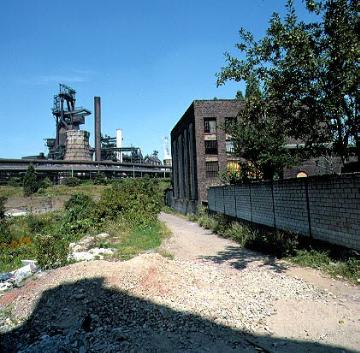 Blick über das alte Werksgelände zur Kokerei August Thyssen