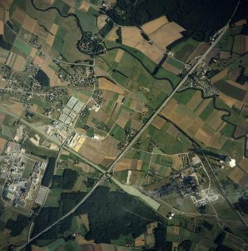 Hamm-Uentrop im Osten von Hamm, Kraftwerk Hamm-Uentrop, im Norden die Lippe, im Süden der Datteln-Hamm-Kanal mit Hafen,von Nord nach Süd verlaufend die Autobahn A2 mit AS 19 Hamm-Uentrop