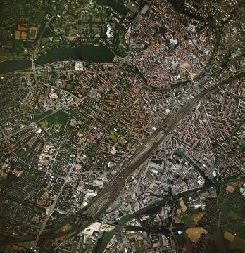 Münster-Innenstadt. Aasee mit Altstadtkern, westlich: Pluggendorf und Geistviertel, östlich der Eisenbahntrasse: Stadthafen/Dortmund-Ems-Kanal und Mauritzviertel