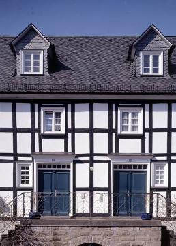 Historischer Stadtkern Schmallenberg: Restauriertes Fachwerkgebäude mit Freitreppe, Oststraße 38/40