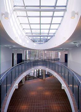 Westf. Schule für Körperbehinderte in der Hofstraße: Innenansicht, Lichthof im Eingangsbereich